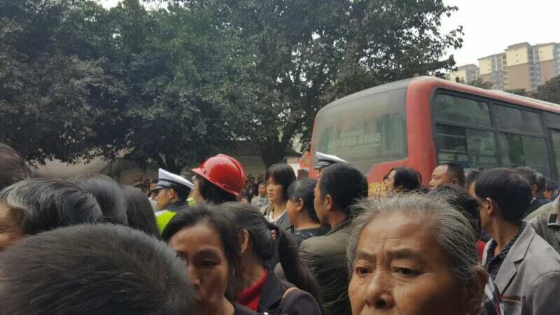 4月7日，是四川瀘州太伏中學學生趙鑫死亡第七天，上千名民眾聚集在校門口前討公道。（當地民眾提供）