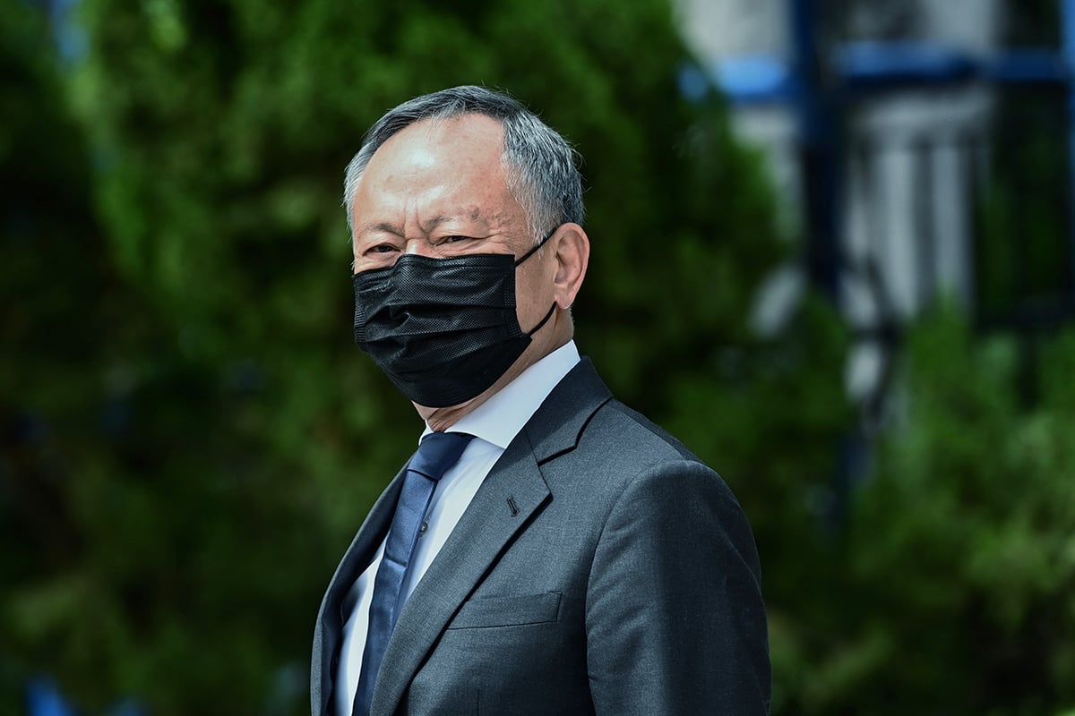  2021年4月20日，杜琪峯出席知名演員廖啟智（智叔）的安息禮。（宋碧龍／大紀元）