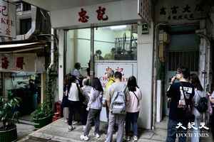 中環收金舖現人龍 男子去年買金料賺兩成