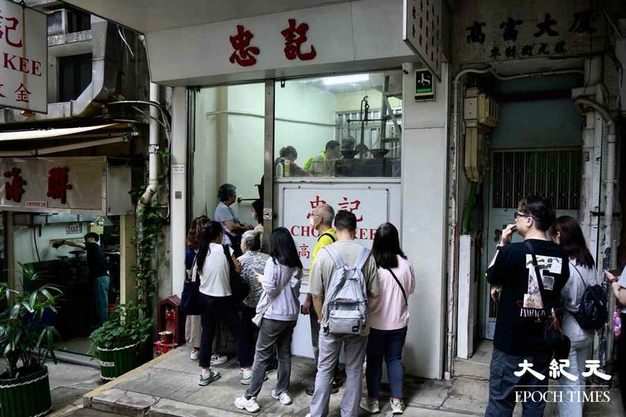 中環收金舖現人龍 男子去年買金料賺兩成