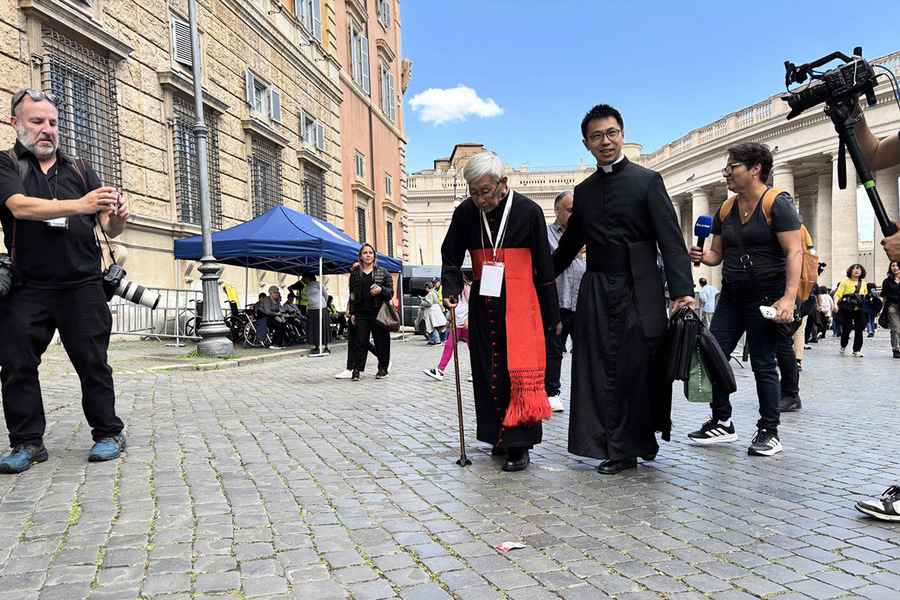 陳日君梵蒂岡撐拐杖出席會議 籲為教宗選舉祈禱