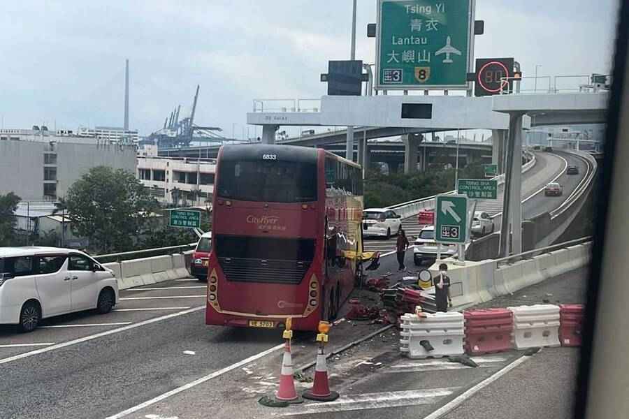 西九龍公路城巴疑失控撞壆 廿多人傷
