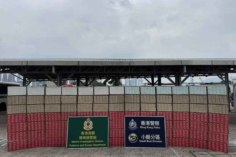 警方聯海關於梅窩打擊走私 檢近200箱私煙