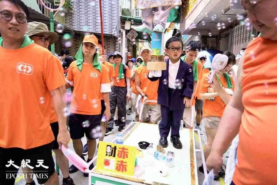 長洲太平清醮 飄色諷財爺推「兩蚊兩折」 美食攤檔嘆生意差