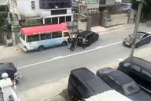 元朗紅Van撞私家車 警拘4人
