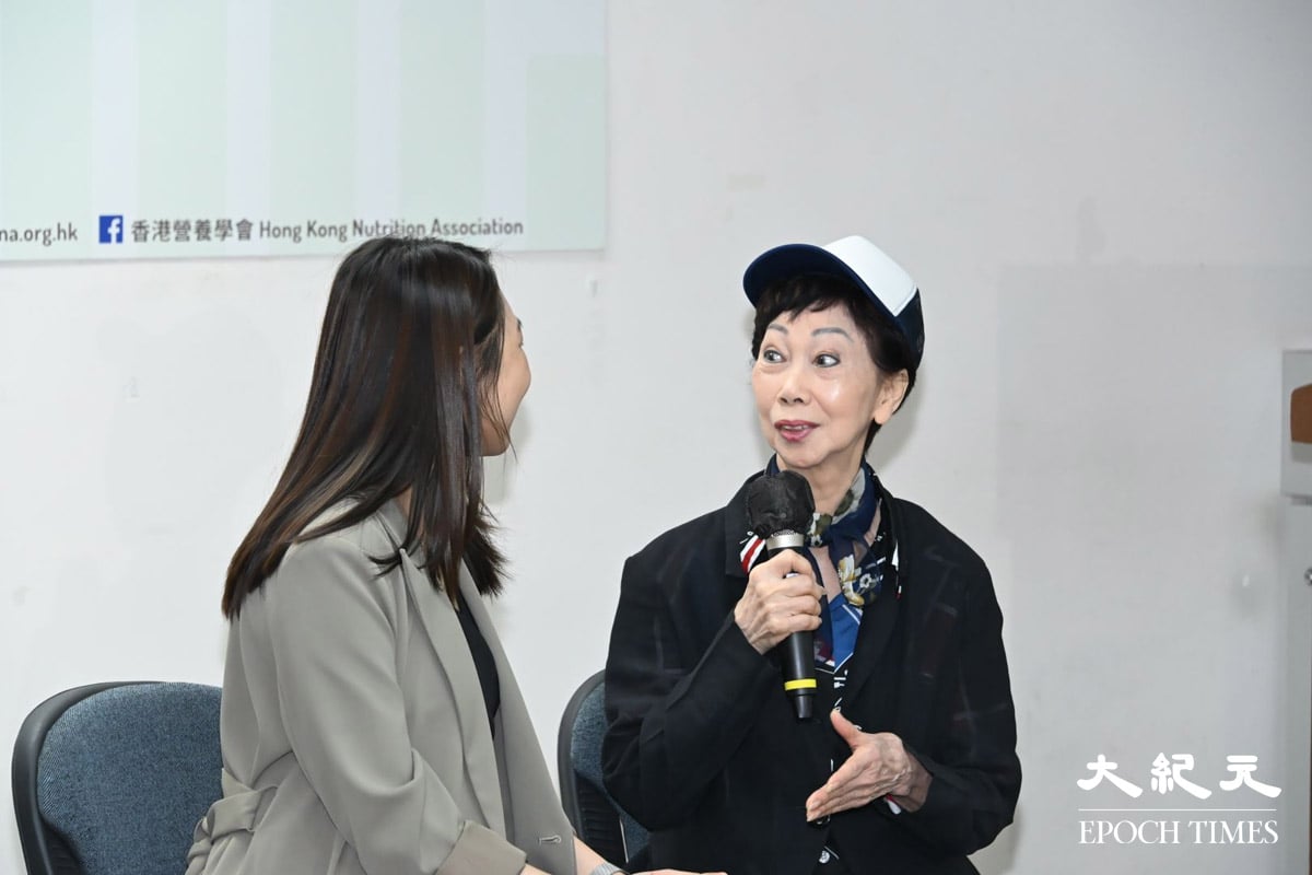 Kelly(右)曾聽從了一位朋友的建議,完全戒掉了澱粉和糖,在兩個月內減掉了10磅。她諮詢了一位營養師,發現自己嚴重肌肉流失,經過近24個月的治療、定期約見營養師和做運動,她的體重慢慢回升。(郭威利/大紀元)