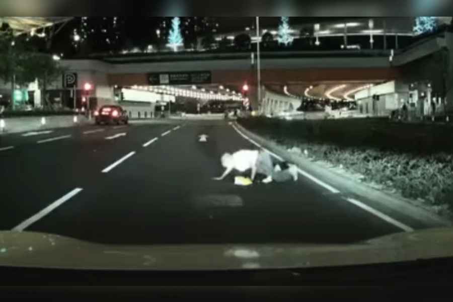 啟德體育園外老翁爬出馬路 善心司機停車扶人