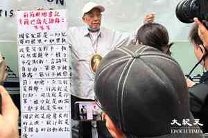 吳伯銅鑼灣展標語5秒即遭警告 被便衣「護送」到港鐵站