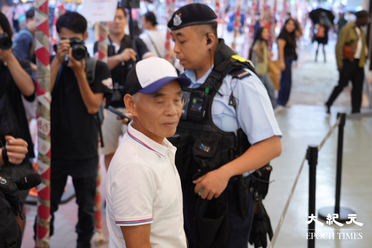 一位伯伯被警員截查。（霄龍/大紀元）