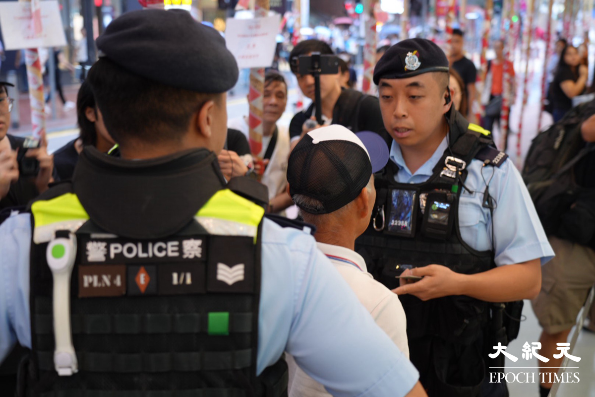 一位伯伯被警員截查。（霄龍/大紀元）