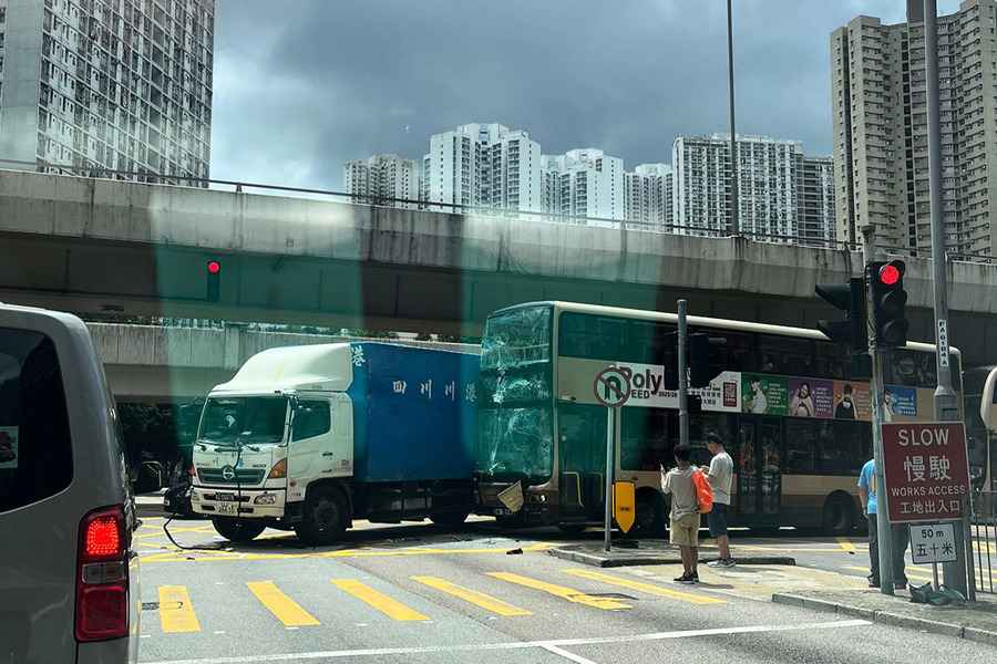 九巴貨車相撞 十人受傷送院