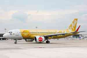 AirAsia慶Skytrax16連霸 金色塗裝客機亮相 16天促銷16元起