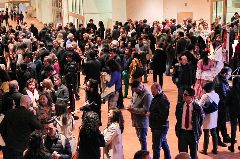 4月8日，神韻巡迴藝術團在哥倫比亞波哥大的聖多明哥大劇院的兩場演出均爆滿。圖為4月8日晚觀眾入場觀看演出的盛況。（新唐人電視台）