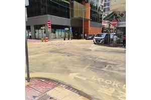 官涌街寶靈街交界爆水管 泥水湧出路面