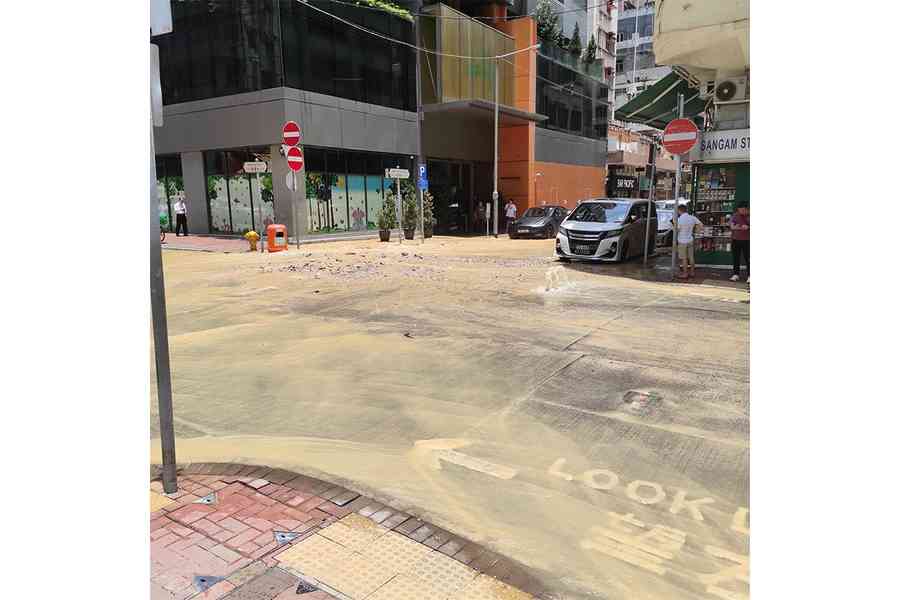 官涌街寶靈街交界爆水管 泥水湧出路面