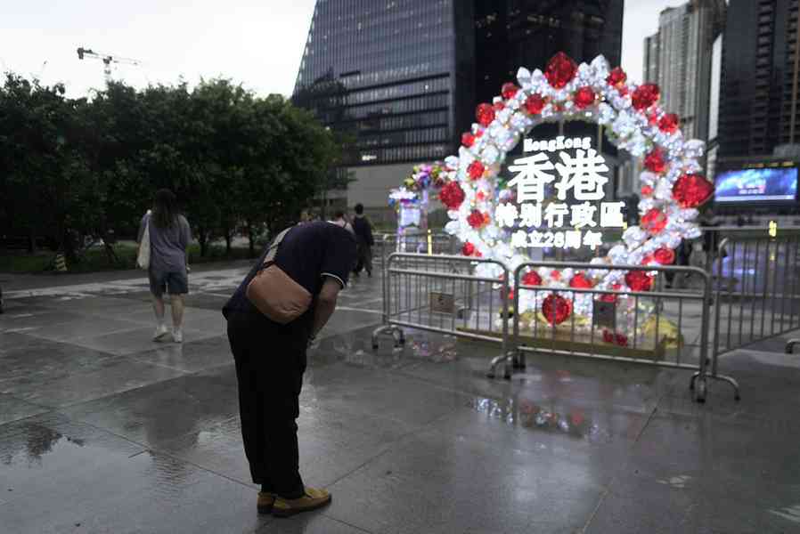 啟德「靈異風」燈飾裝置亮燈 有市民行鞠躬禮（多圖）