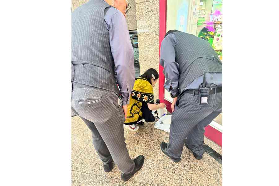 大媽時代廣場偷電煮食 網民：文明限制了我的想像力