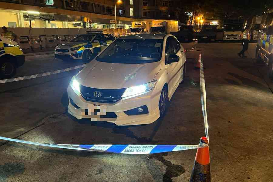 私家車牛頭角逆線避截查司機棄車潛逃 警車內檢兩張他人身份證
