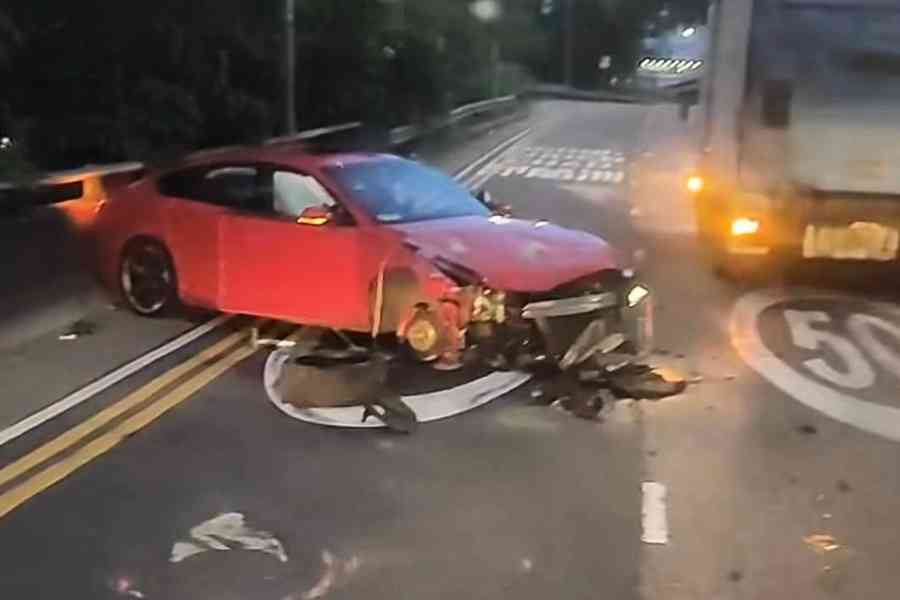 連翔道私家車撞分隔水馬 未見司機蹤影