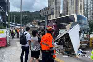 藍田貨車與九巴相撞 至少12人傷