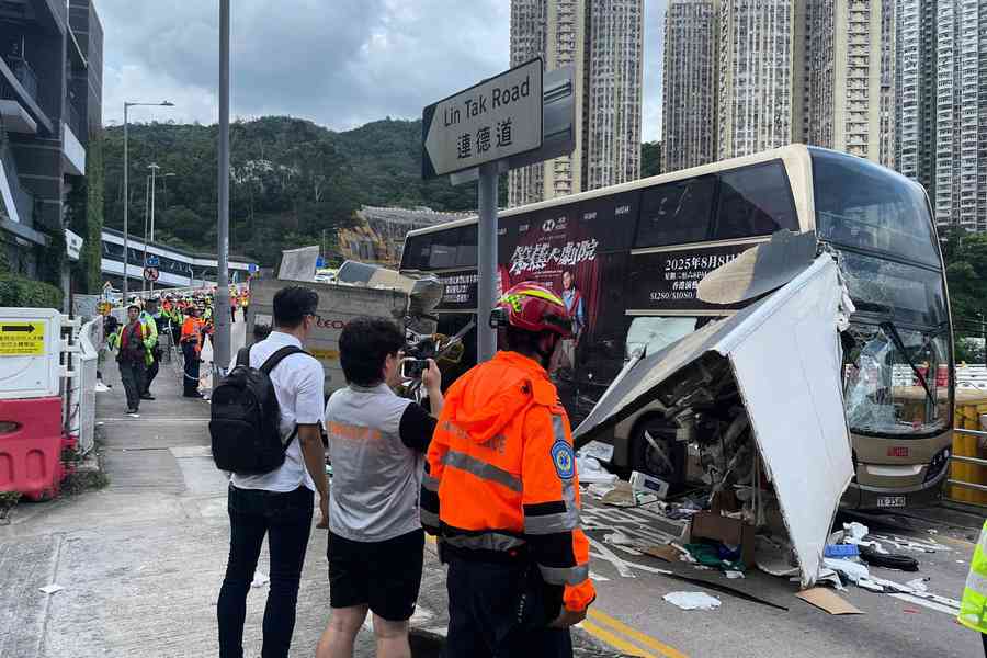 藍田貨車與九巴相撞 至少12人傷