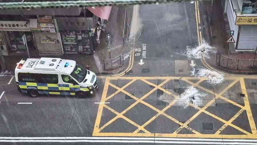 暴雨襲港 筲箕灣耀興道現「瀑布」