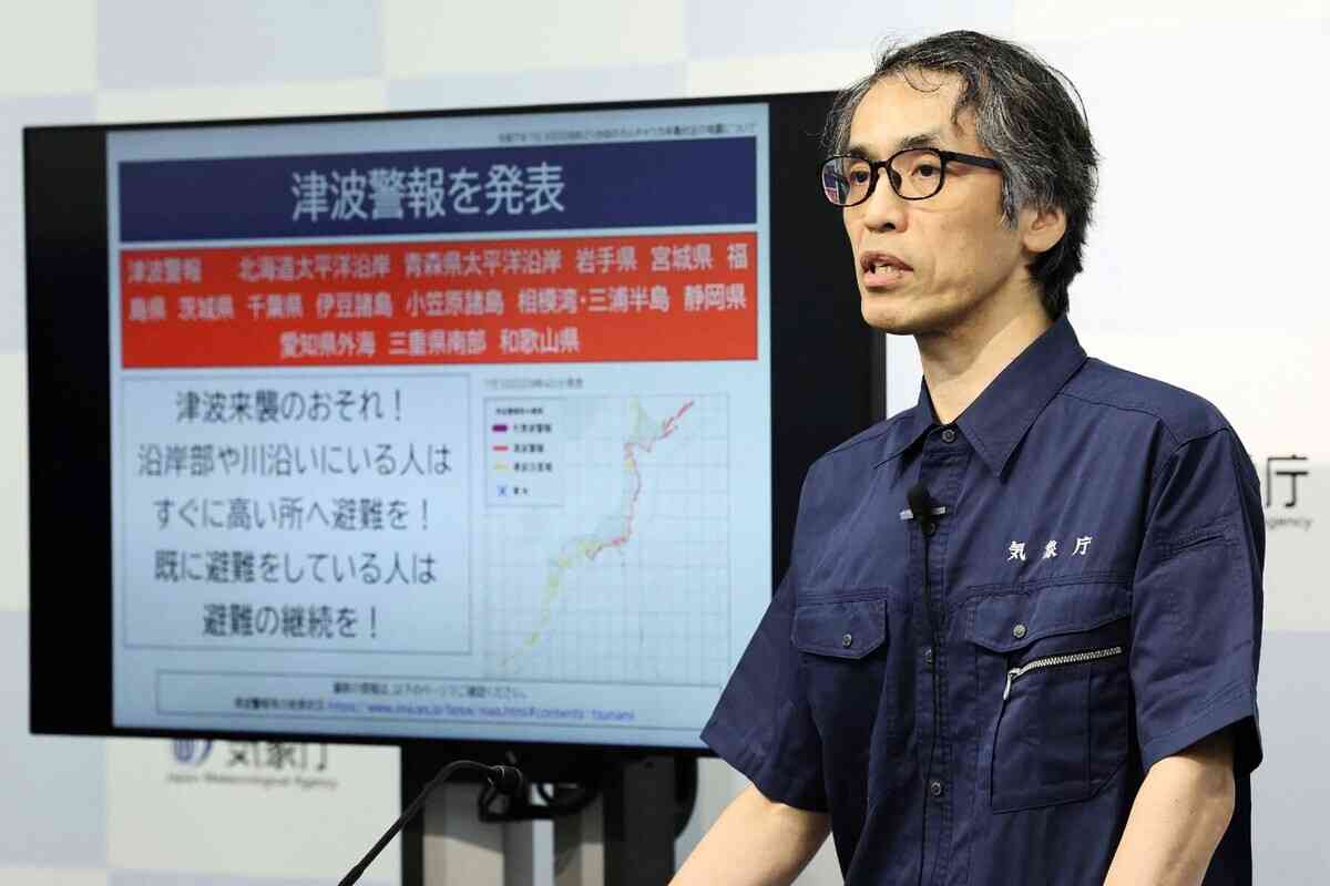 2025年7月30日,俄羅斯東部海域發生8.7級地震後,日本氣象廳地震及海嘯應變專家清本正志(Masashi Kiyomoto)在東京舉行記者會。美國當局表示,俄羅斯遠東地區發生8.7級強震,引發太平洋部份地區(包括日本、夏威夷、俄羅斯和厄瓜多)以及加州沿海地區發出海嘯警報。 (JIJI PRESS / AFP)