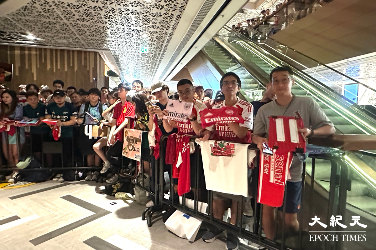 不少球迷一早到場等候。（吳銳略/大紀元）