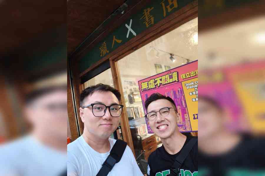 馮達浚與王百羽同訪獵人書店