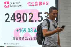 恒指漲169點 黑雨交易如常、摩通上調HSBC目標價