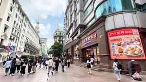 上海市民談消費:衣食住行都在降級(影片)