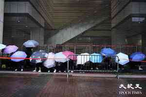黎智英被控違國安法結案陳詞 今早續有市民冒雨等旁聽