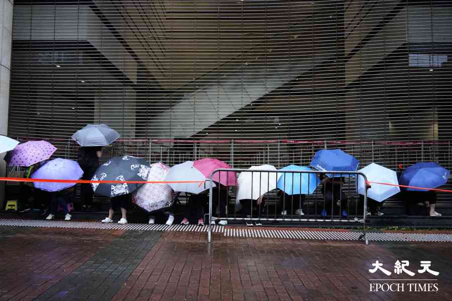 黎智英被控違國安法結案陳詞 今早續有市民冒雨等旁聽
