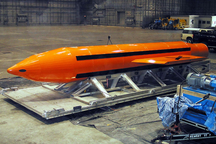 除了4月13日美軍對IS投下的大型空爆炸彈（炸彈之母）外，美軍還有另一種巨型王牌武器、可直擊地下核設施。（DoD/Getty Images）