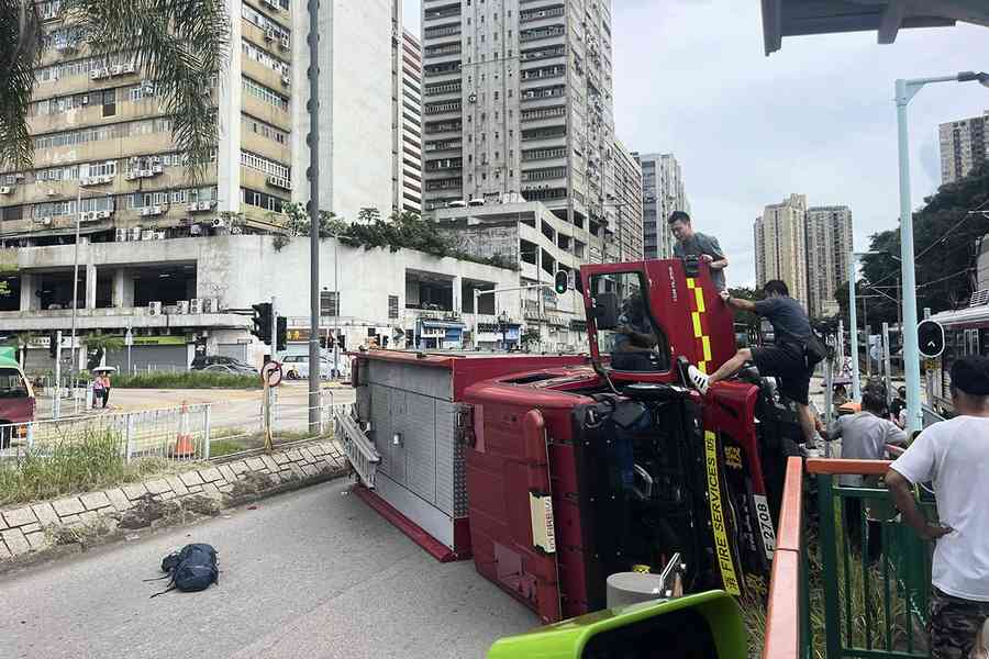 屯門鳴琴路消防車被私家車撞翻側 7人受傷送院