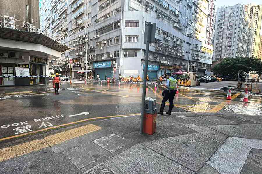 紅磡民樂街爆水管 民樂街部份行車路仍封閉