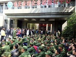 各地老兵紛紛上訪 重慶百餘老兵市府前示威