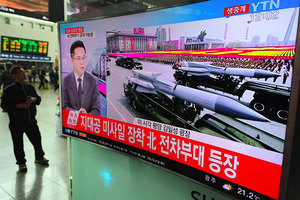 北韓閱兵 出現前所未見洲際彈道導彈