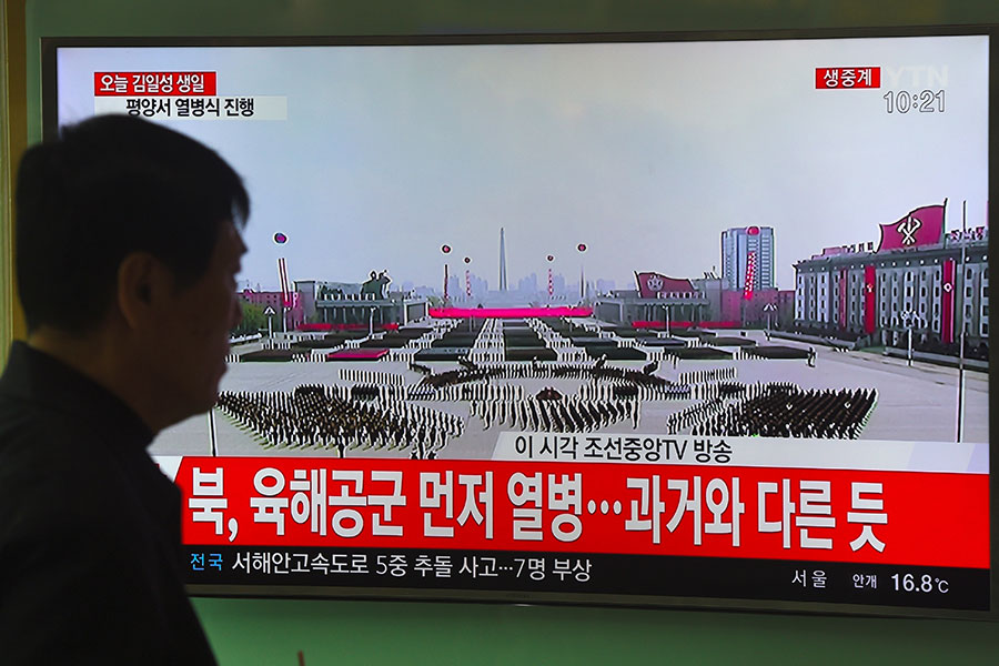 北韓4月15日舉行慶祝太陽節及金日成誕辰105周年遊行，展示軍力，第三代獨裁者金正恩從閱兵台上觀看。南韓軍事專家表示，遊行中出現前所未見的洲際彈道導彈。（JUNG YEON-JE/AFP/Getty Images）