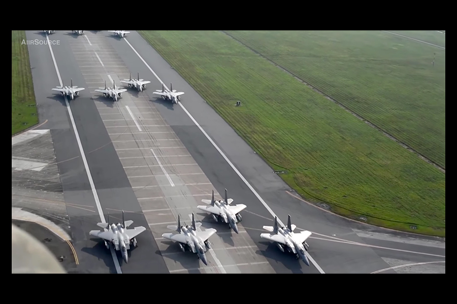 本周三，在美軍駐日本沖繩的卡德納空軍基地，美國空軍展開「大象散步」（elephant walk）演習，22架F-15型戰機全副武裝，排成整齊隊列，整裝待發。（視像擷圖）