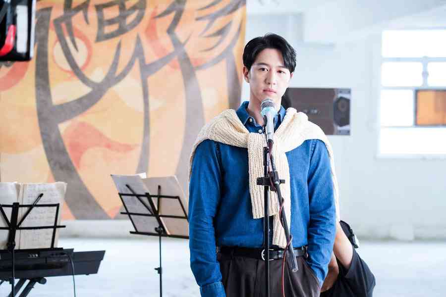 馮允謙新歌《蘇富比》 在MV化身70年代學生王子