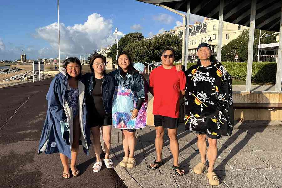 港泳隊接力完成英倫海峽雙程橫渡