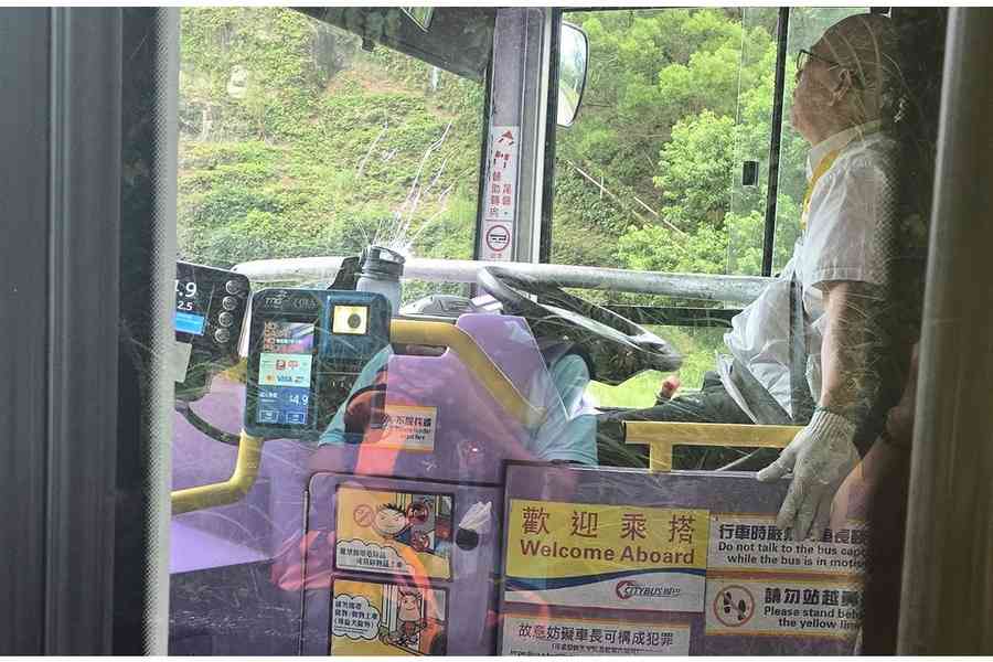 鐵通插穿擋風玻璃傷及司機 貨車司機涉危駕被捕