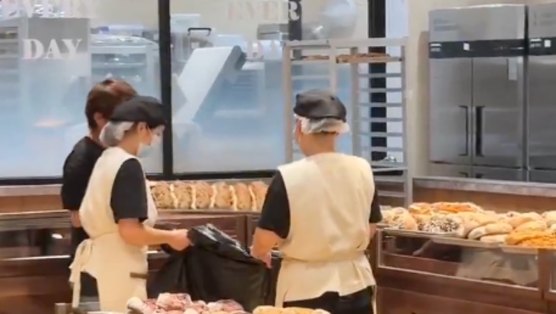 上海網紅麵包店把賣剩的麵包全扔了 引發爭議（影片）