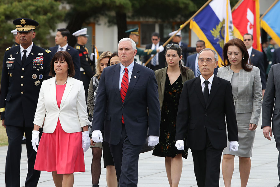 美國副總統彭斯在北京時間今日（16日）下午抵達南韓。他下機後首先前往南韓國立首爾顯忠院，為這些在韓戰殉職的軍人獻上花圈憑弔。（Chung Sung-Jun/Getty Images）