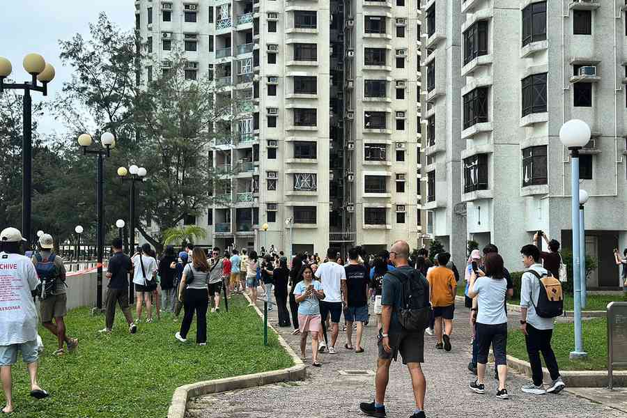 樺加沙｜杏花邨岸邊湧6米高巨浪 市民無視勸喻觀浪