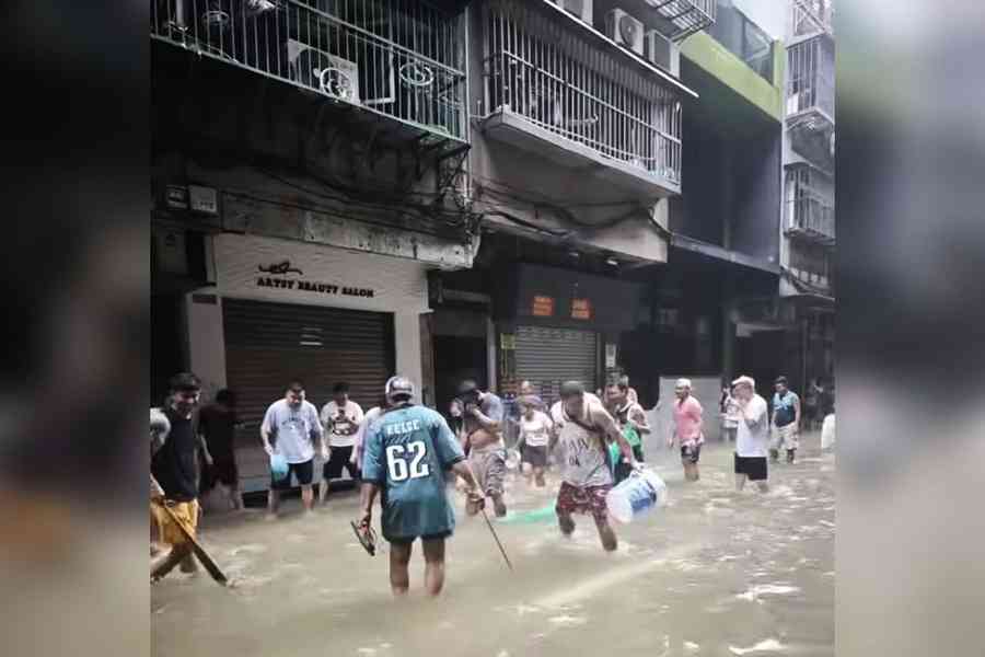 樺加沙︱澳門低窪地區水退 市民上街撈魚