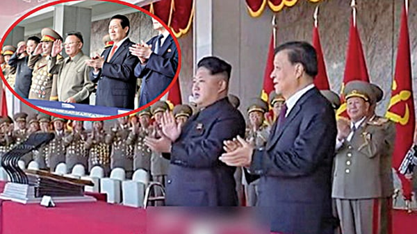 江派常委周永康（小圖，右二）、劉雲山（大圖，前排右一）先後參加北韓閱兵儀式。（網絡圖片）