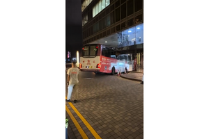尖沙咀旅遊巴轉彎撞到中港城建築外牆
