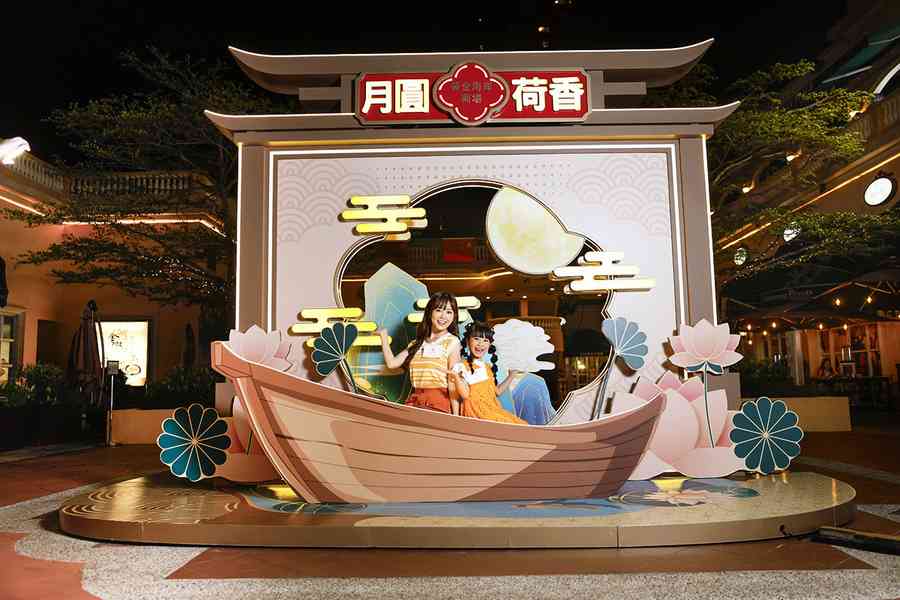 好去處｜黃金海岸中式荷花主題月下湖舟裝置
